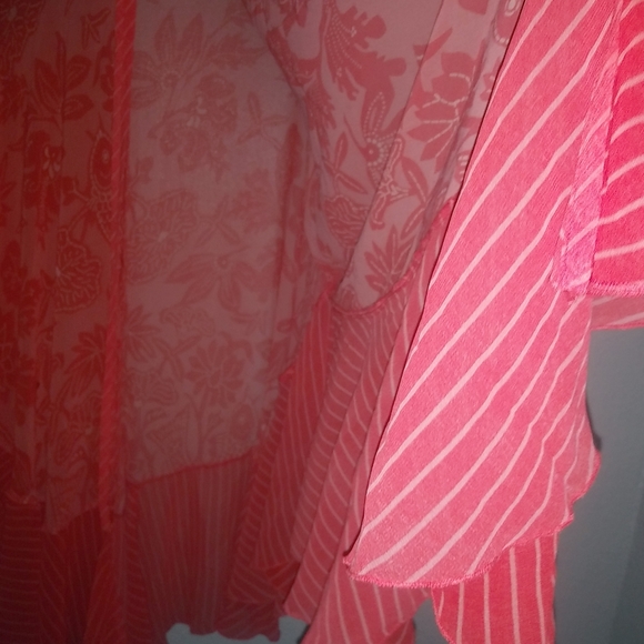 Very Vollbrach Coral Poncho V-Neck Tie Front Top - Picture 5 of 10